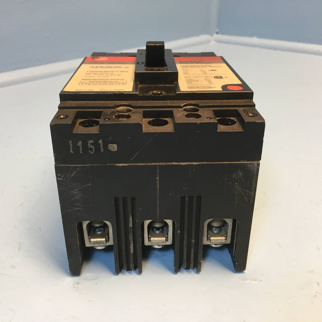 GE TEML36015 15A Mag-Break Circuit Breaker w/ Aux 600V 15 Amp General Electric (EM2503-2)
