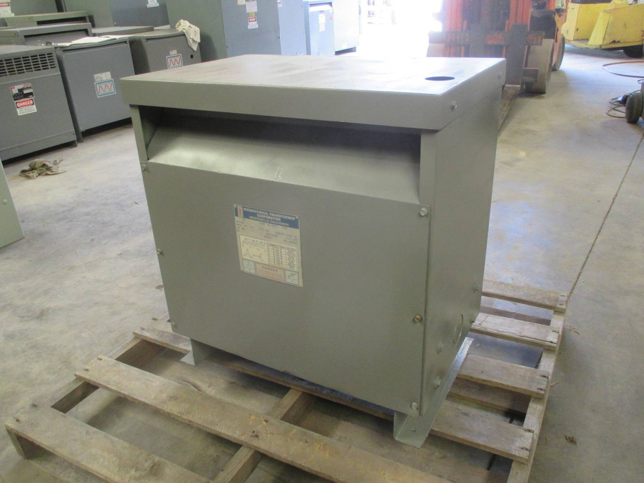 International 34 kVA 480 Delta - 320Y/185 2608H3DC 3PH Transformer 34kVA 320 Y V (DW0535-3)