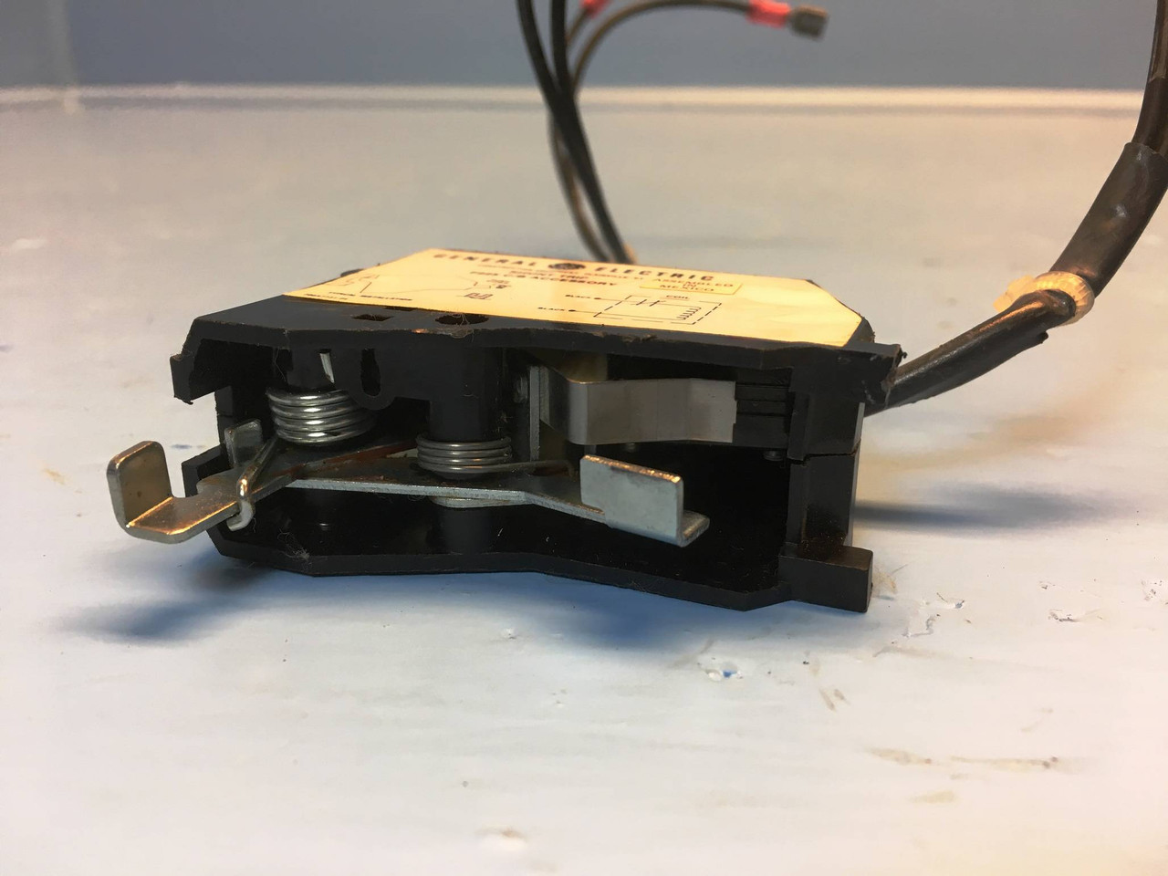 GE TFKSTA8 Shunt Trip for Circuit Breaker TFK/TFJ C/B 24 VDC General Electric (EM2704-3)