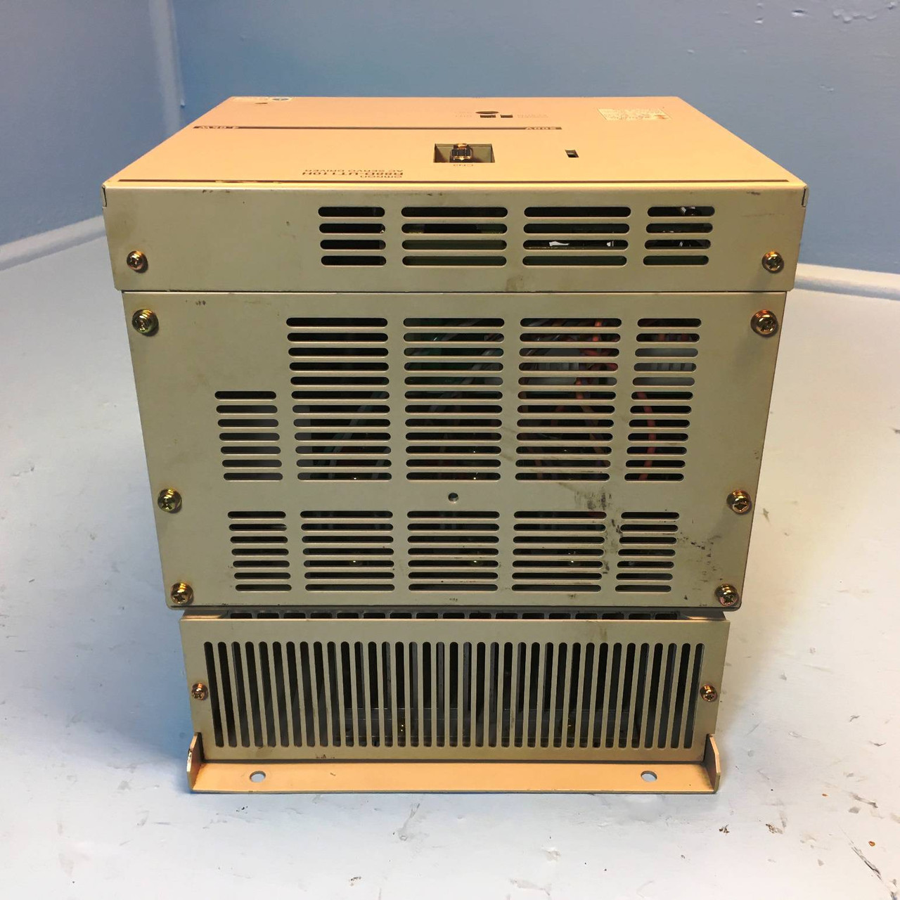 Omron R88D-UT110H AC Servo Driver 200V 4.0 kW 5.31 HP 3 PH 24 Amps R88DUT110H (EM2719-2)