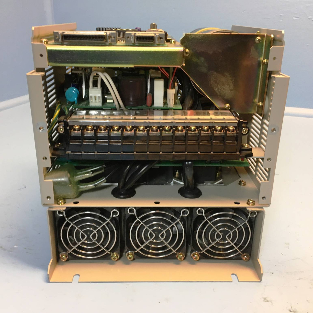 Omron R88D-UT110H AC Servo Driver 200V 4.0 kW 5.31 HP 3 PH 24 Amps R88DUT110H (EM2719-2)