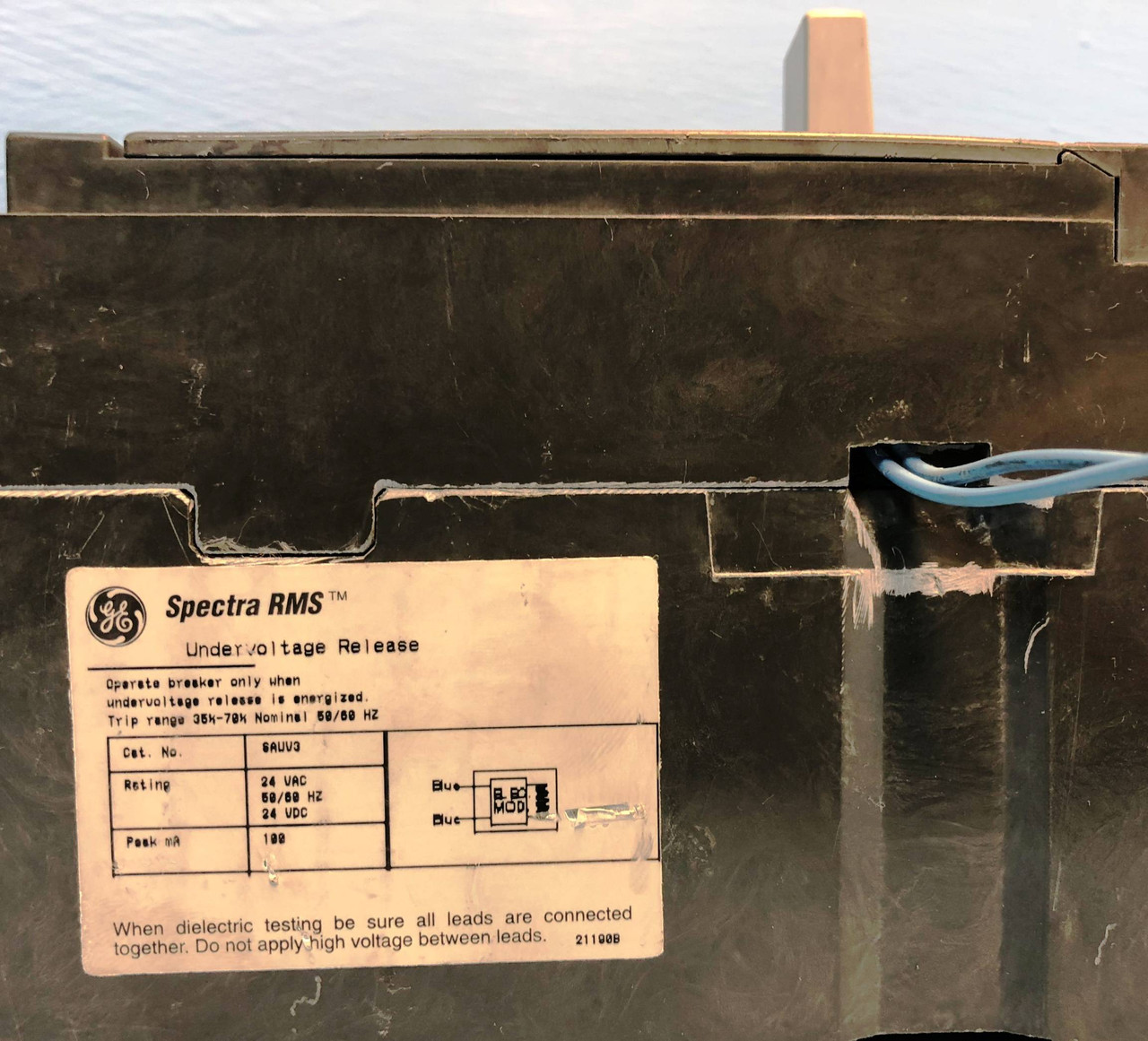 GE SGDA36AN0400 400A Spectra Molded Case Switch w/ UVR & Aux 3P General Electric (EM2768-1)