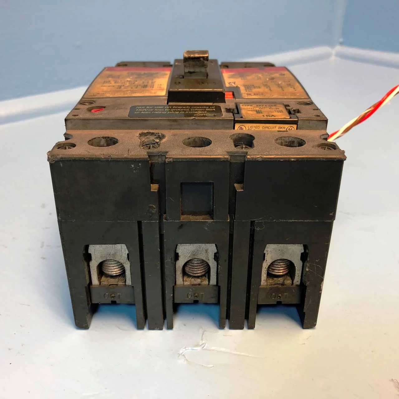 GE SELA36AT0030 30A Spectra Circuit Breaker w Aux & 15 Amp Plug General Electric (EM2899-1)