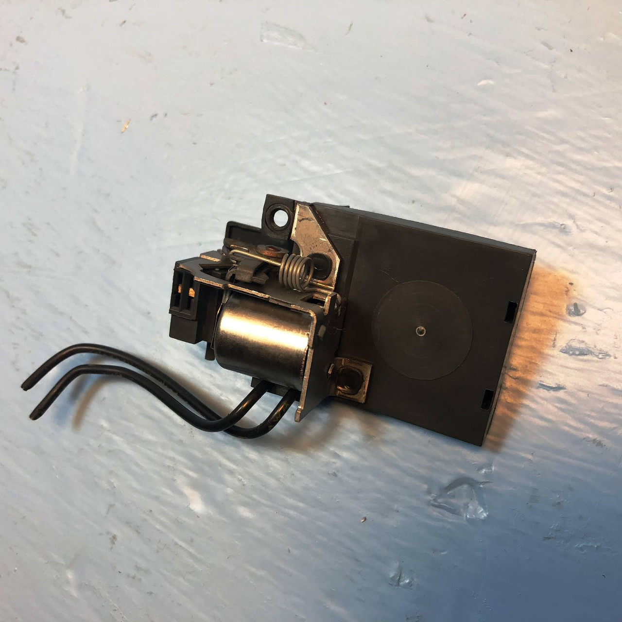 GE SAST4 Shunt Trip Device 300 mA 48 VDC for Spectra Breaker General Electric (EM2904-7)