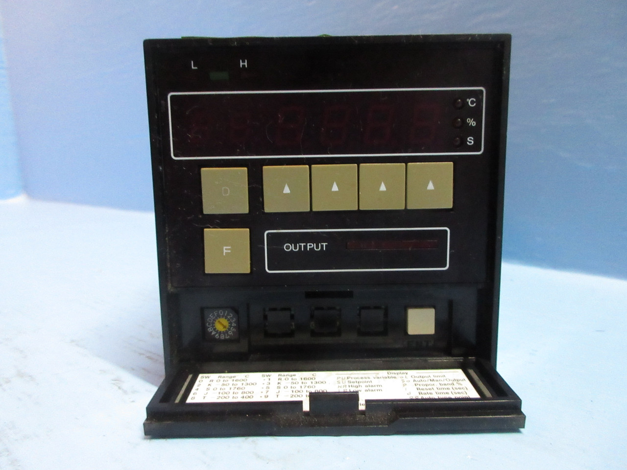 Doric DC7000 Temperature Controller Model DC7015C Panel Meter 50/60HZ 110-230V (TK4074-6)