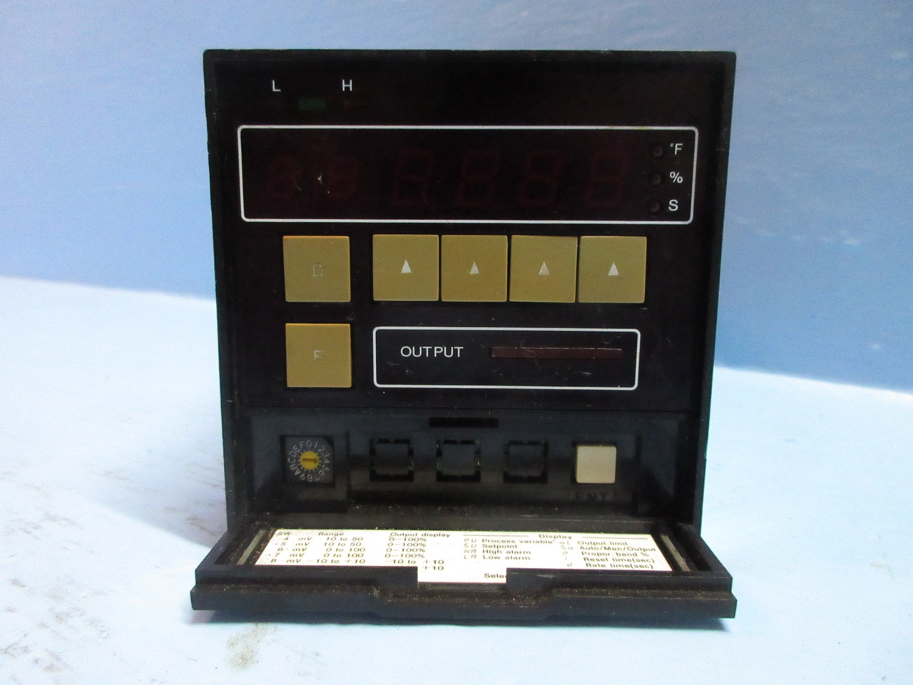Doric DC7000 Temperature Controller Model DC7025L 110-230V (TK4073-4)