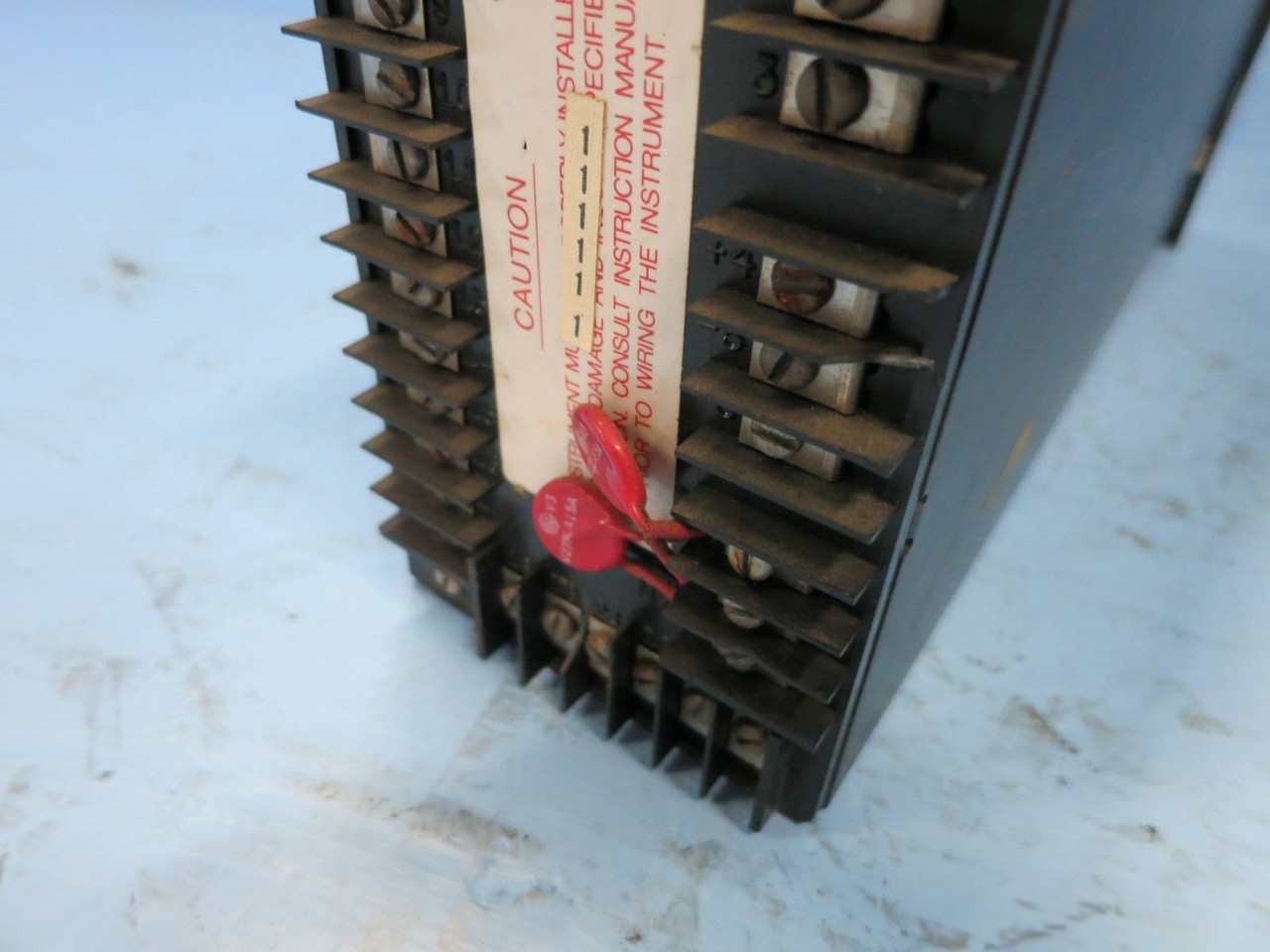 Honeywell UDC500 DC511-F2-00D1-C0 Universal Digital Process Controller (DW0890-1)