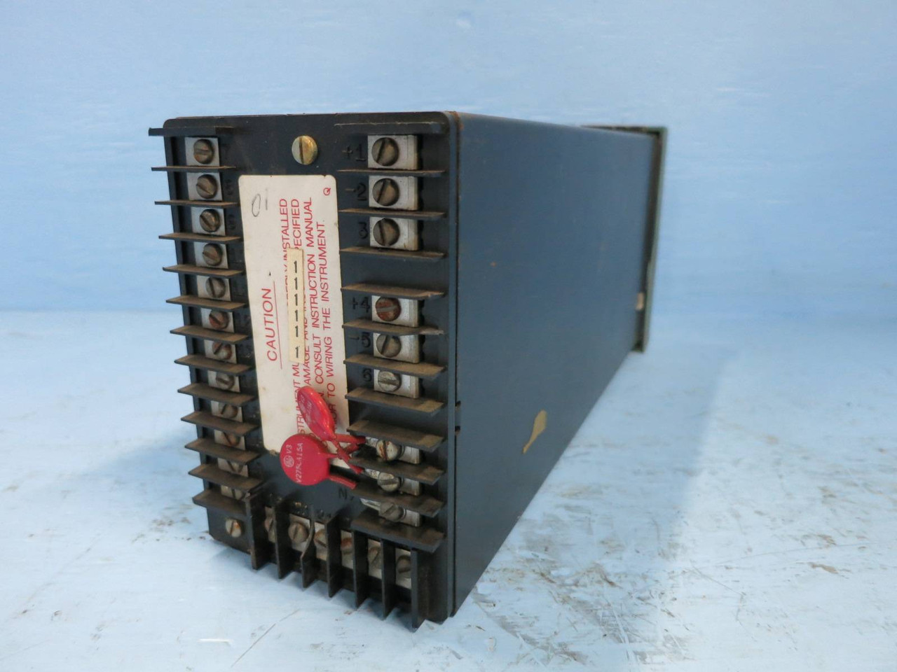 Honeywell UDC500 DC511-F2-00D1-C0 Universal Digital Process Controller (DW0890-1)