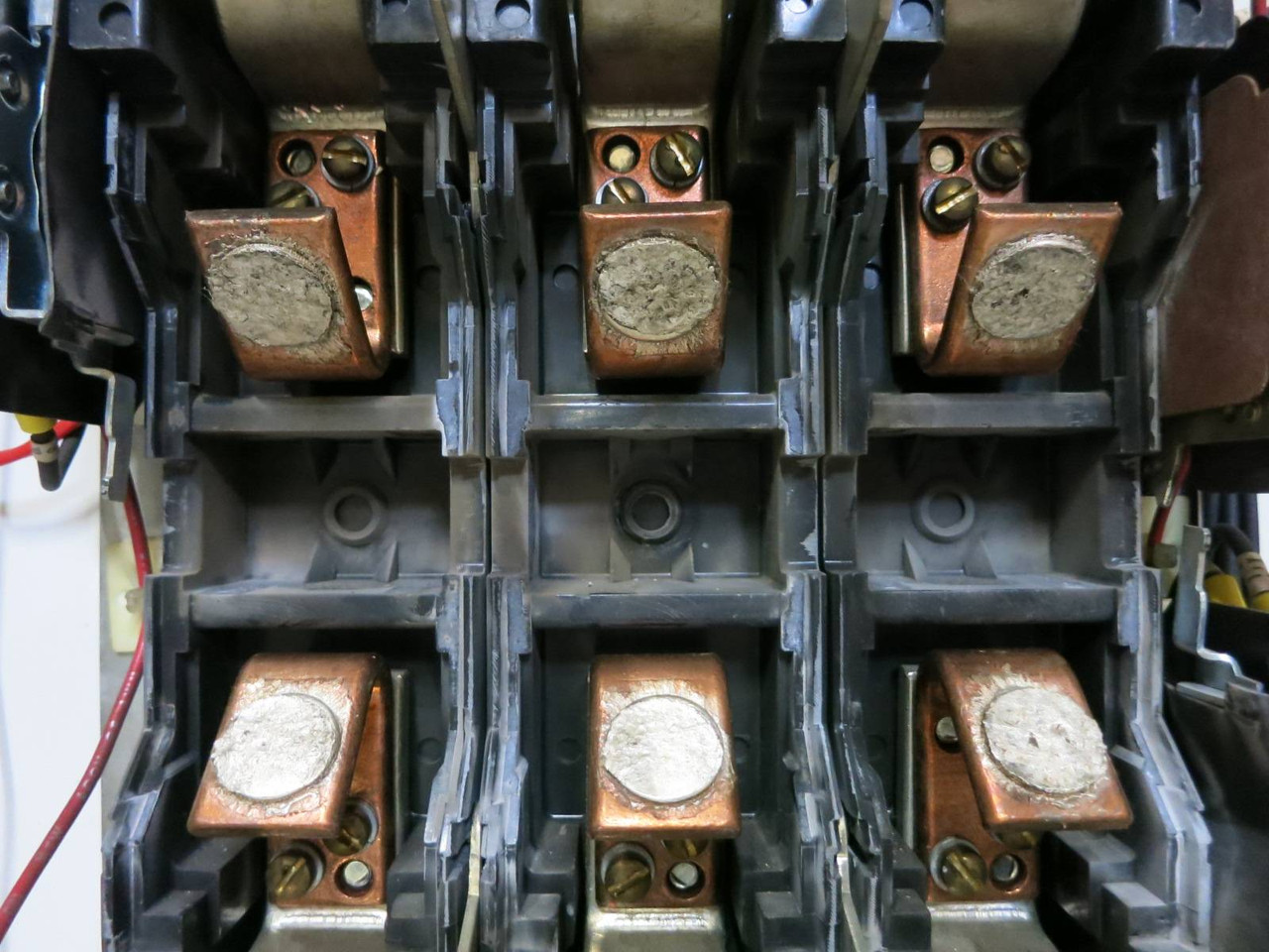 General Electric CR305G1**BYN Enclosed Size 5 Contactor 270A 125 VDC Control 200 (NP2033-4)