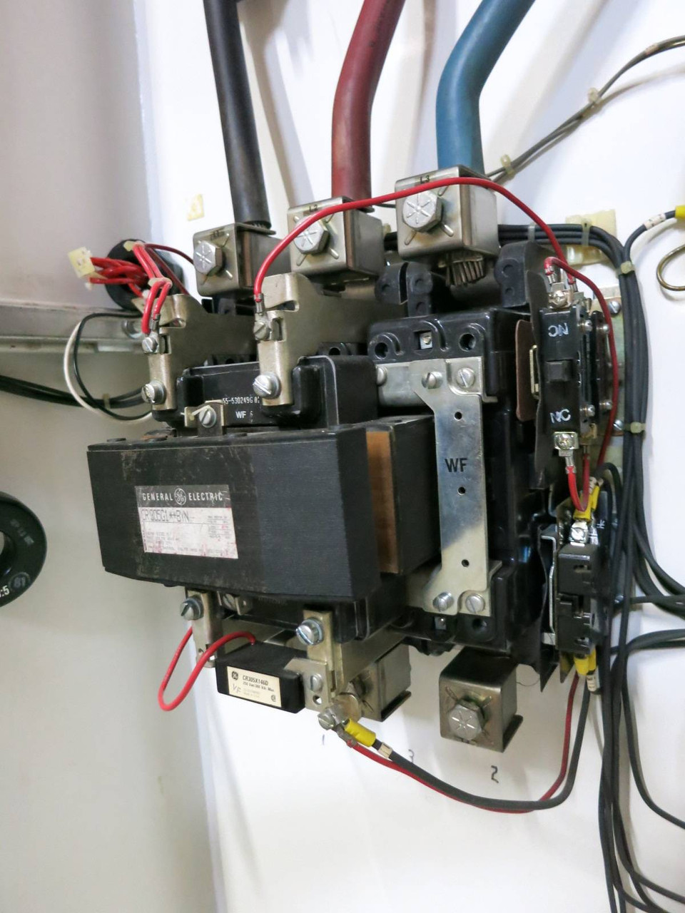 General Electric CR305G1**BYN Enclosed Size 5 Contactor 270A 125 VDC Control 200 (NP2033-4)