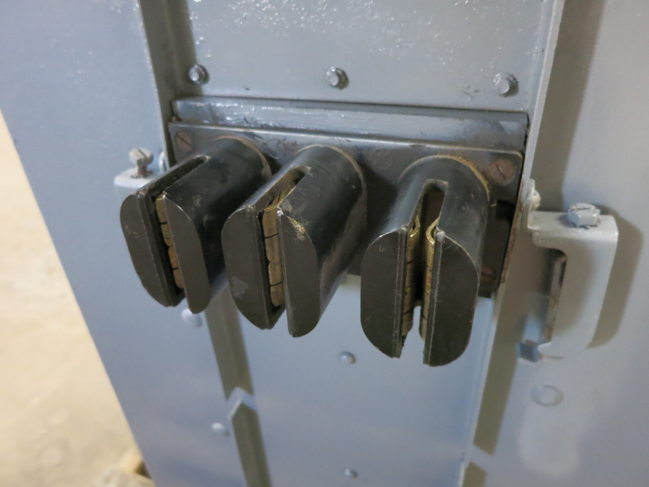 Trumbull FDN325 400A 230V Fusible Bus Plug Switch 400 Amp 3PH 50HP FDN-325 GE (DW1053-2)