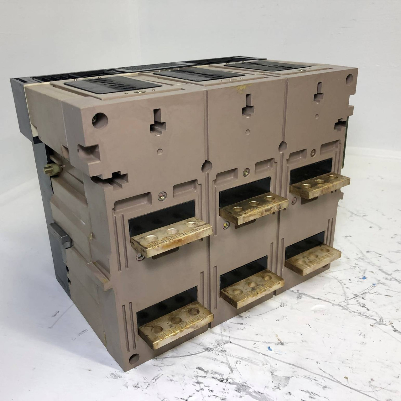 Merlin Gerin MP08H1 800A MasterPact LSI Circuit Breaker in Cradle 600 Amp Plug (EM3347-3)
