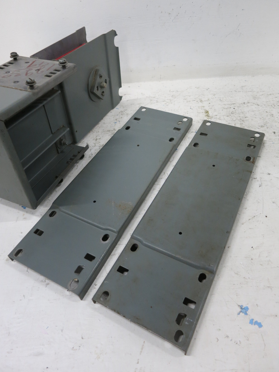 GE AFS-1 Armor-Clad 800A 600V Busway End Cap 3PH 3W Endcap 800 Amp w/ Connector (DW1410-2)