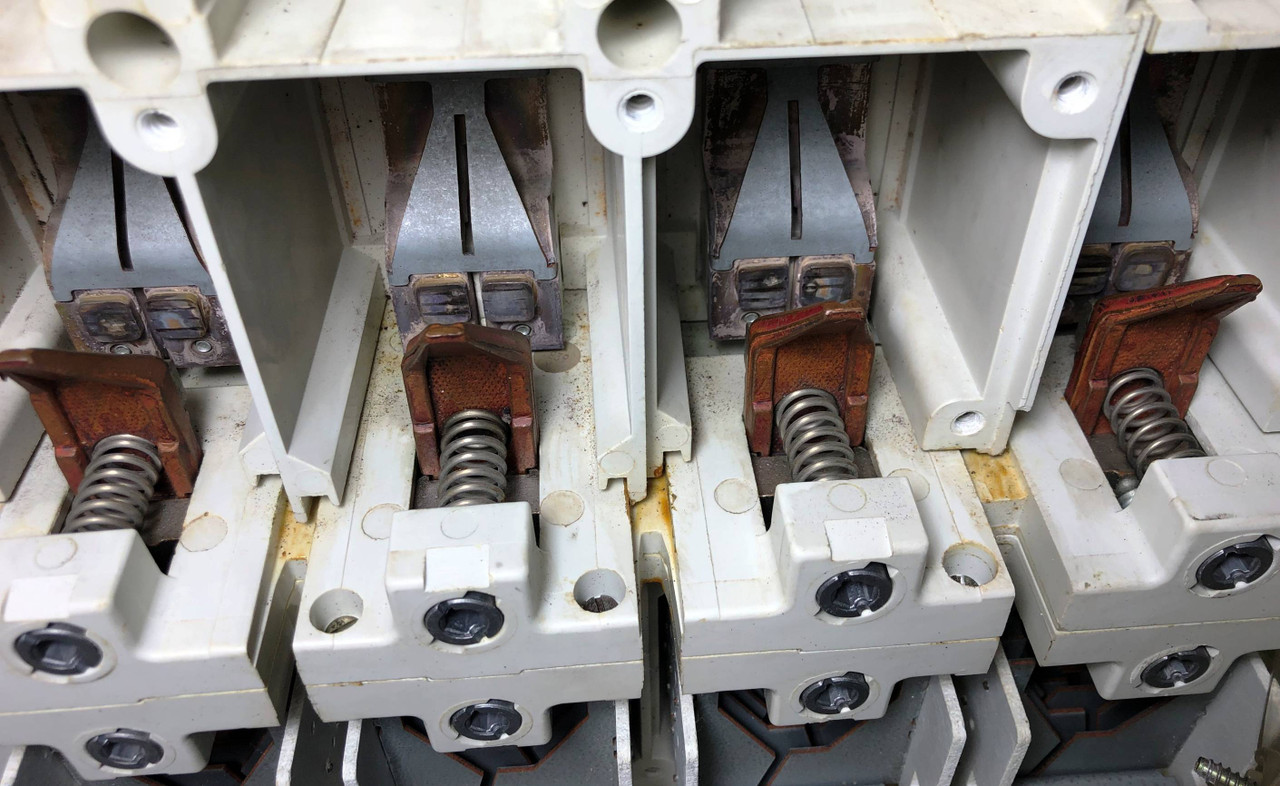 Klockner-Moeller NZM114-500 500A Circuit Breaker w/ UVR 690V ZM114500 500 Amp 4P (EM3562-1)