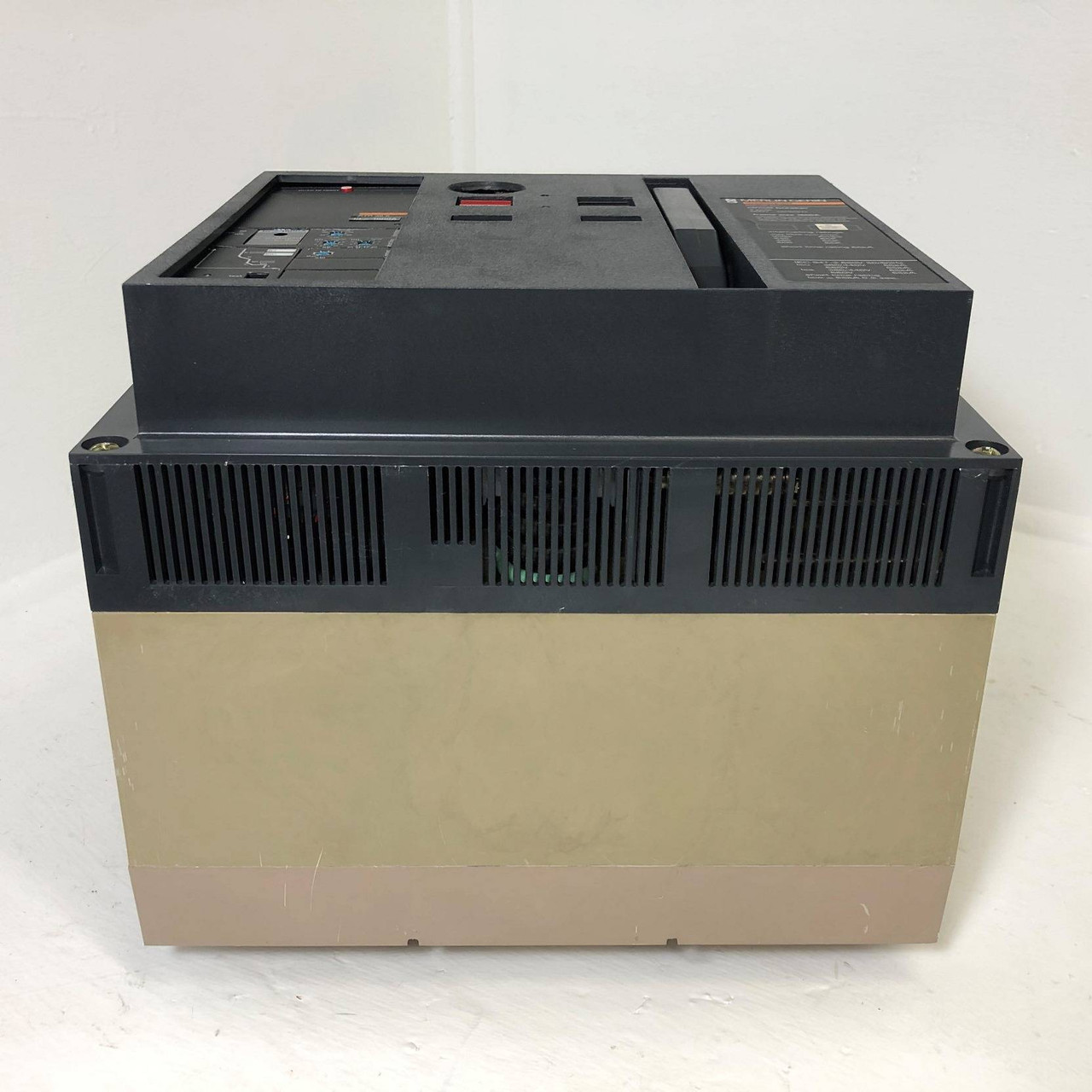 Merlin Gerin MP16H1 1600A LSI Masterpact Circuit Breaker EO w/ 1600 Amp Plug 3P (EM3781-26)