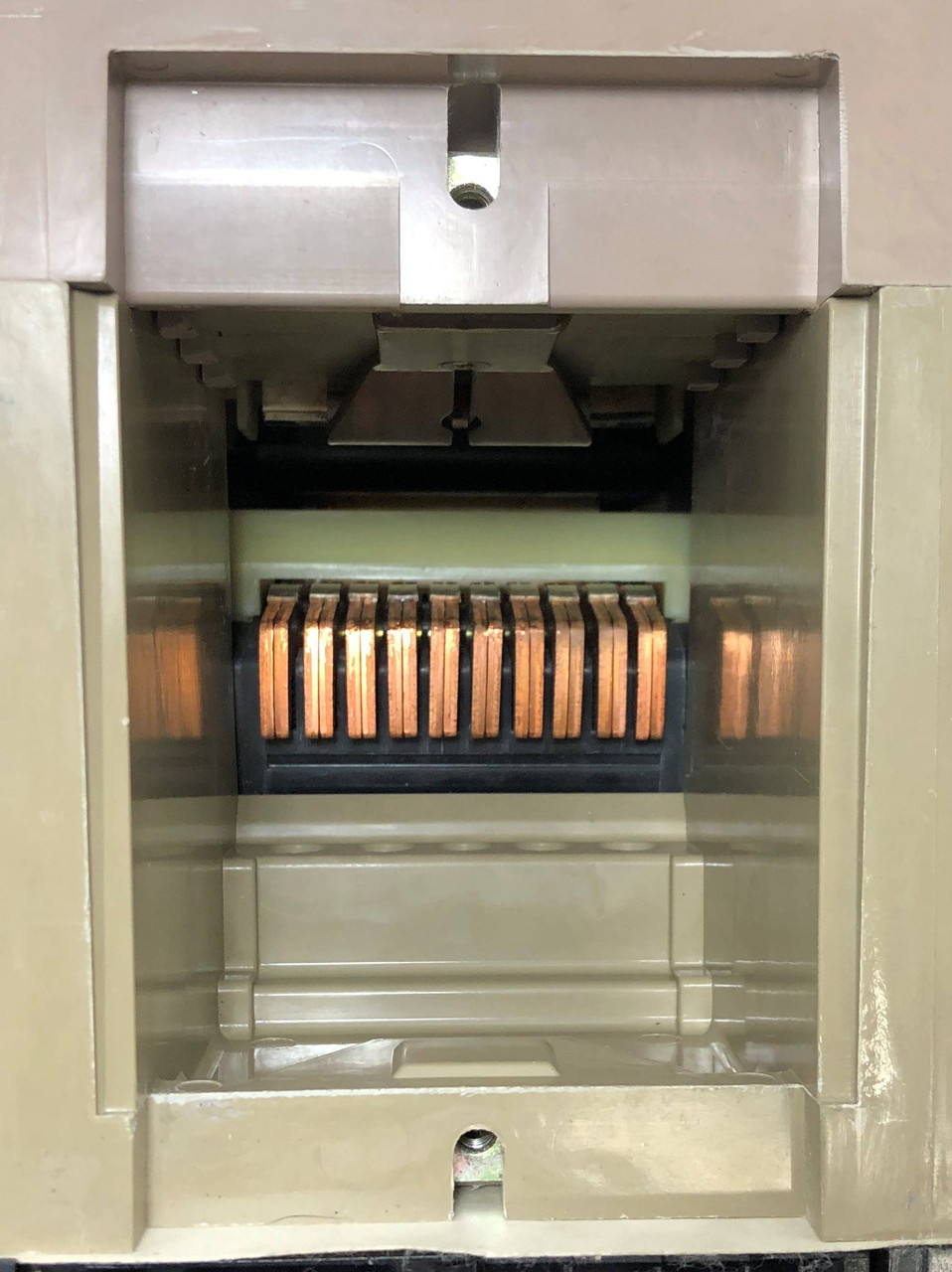 Merlin Gerin MP16H1 1600A LSI Masterpact Circuit Breaker EO w/ 1600 Amp Plug 3P (EM3781-26)