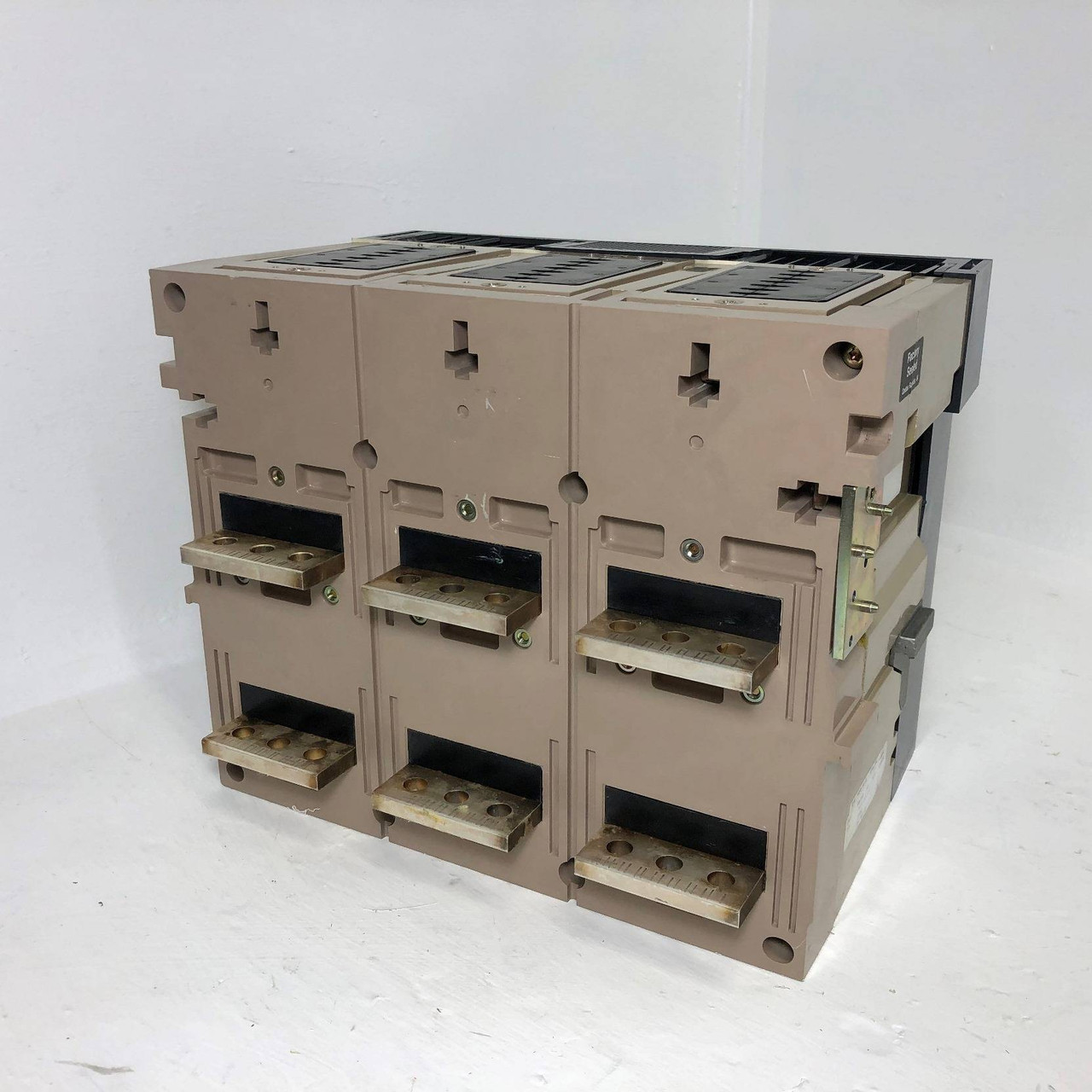 Merlin Gerin MP16H1 1600A LSI Masterpact Circuit Breaker EO w/ 1600 Amp Plug 3P (EM3781-26)