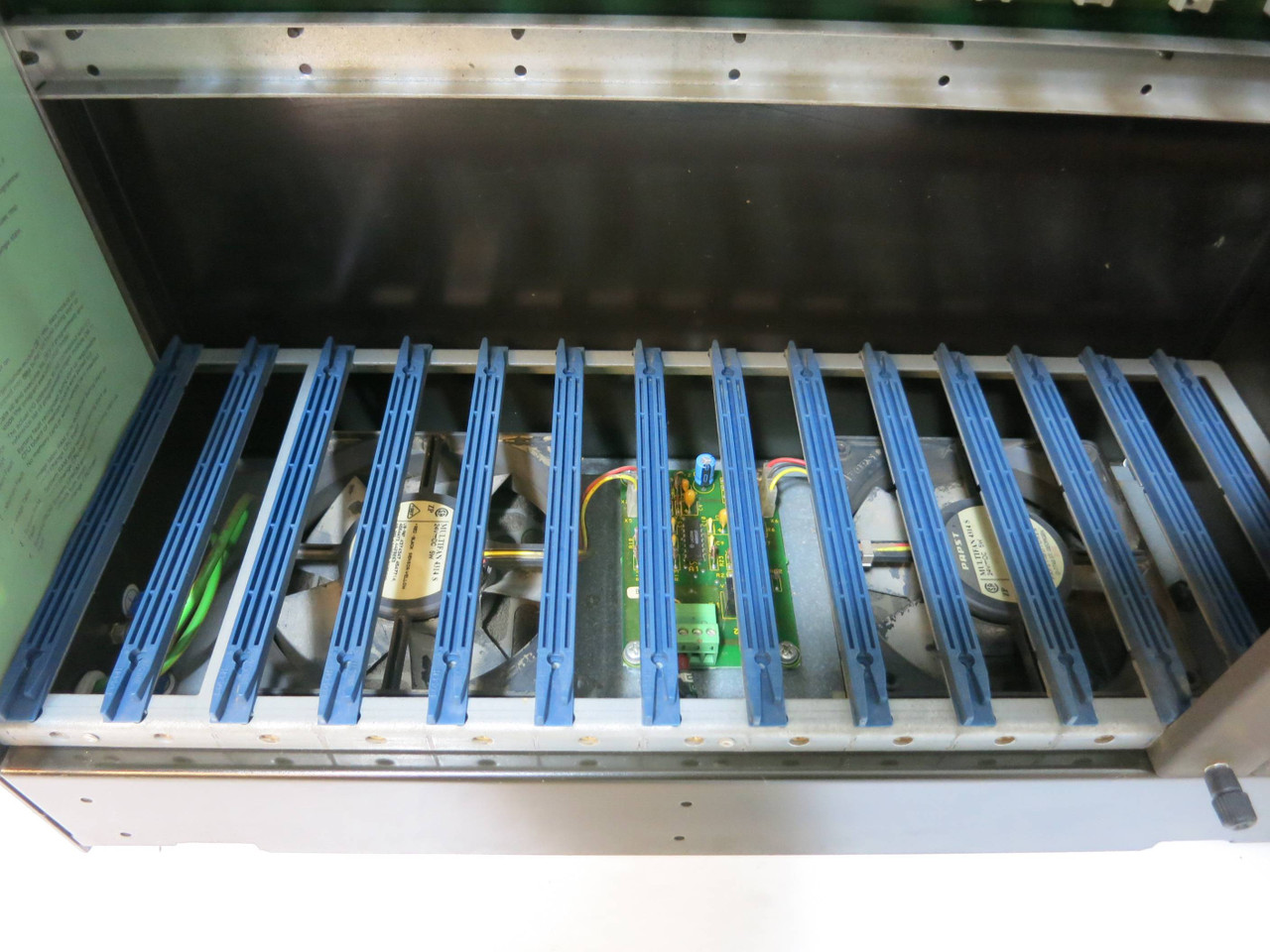 Bosch CL 300 PLC CardRack Chassis with Fan Rack 2A 052000-104 230/115 V 1V-Nr (GA0305-1)