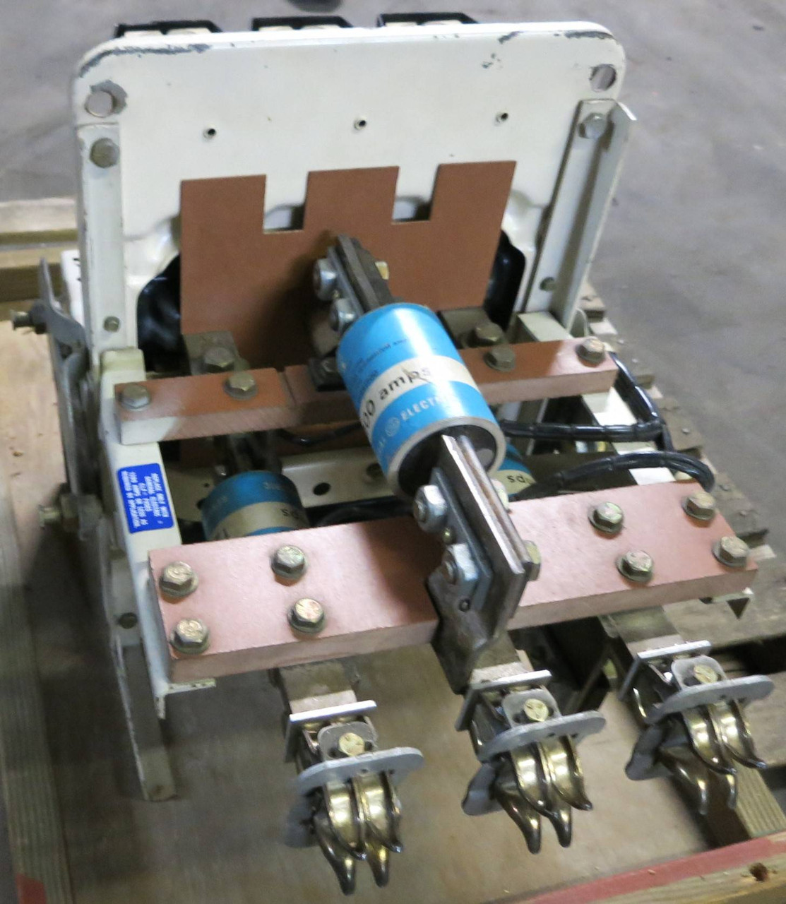 General Electric AKU-3A-25 600A Motor Operated EO Drawout Breaker Air GE U3A (GA0409-1)