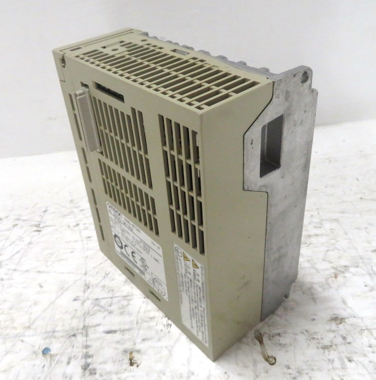 Omron R88D-WT04H 0.54 HP AC Servo Driver 200-230 VAC 400W 2.8A Drive 0.4kW (DW3134-8)