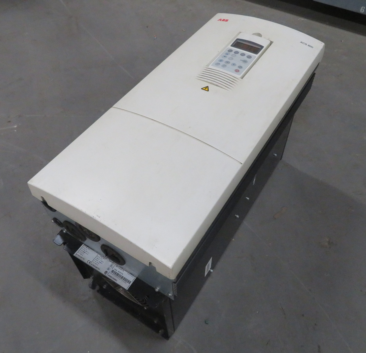 ABB ACS601-0070-5 60 HP AC VS Drive ACS-600 ACS-601 480V 60HP 84A ACS60100705 (DW3153-4)