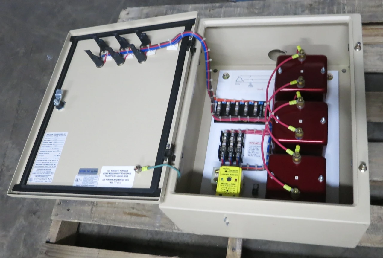 Image of Northern Technologies Inc LAP H Electrical Service Protector 480V 3W w Enclosure
