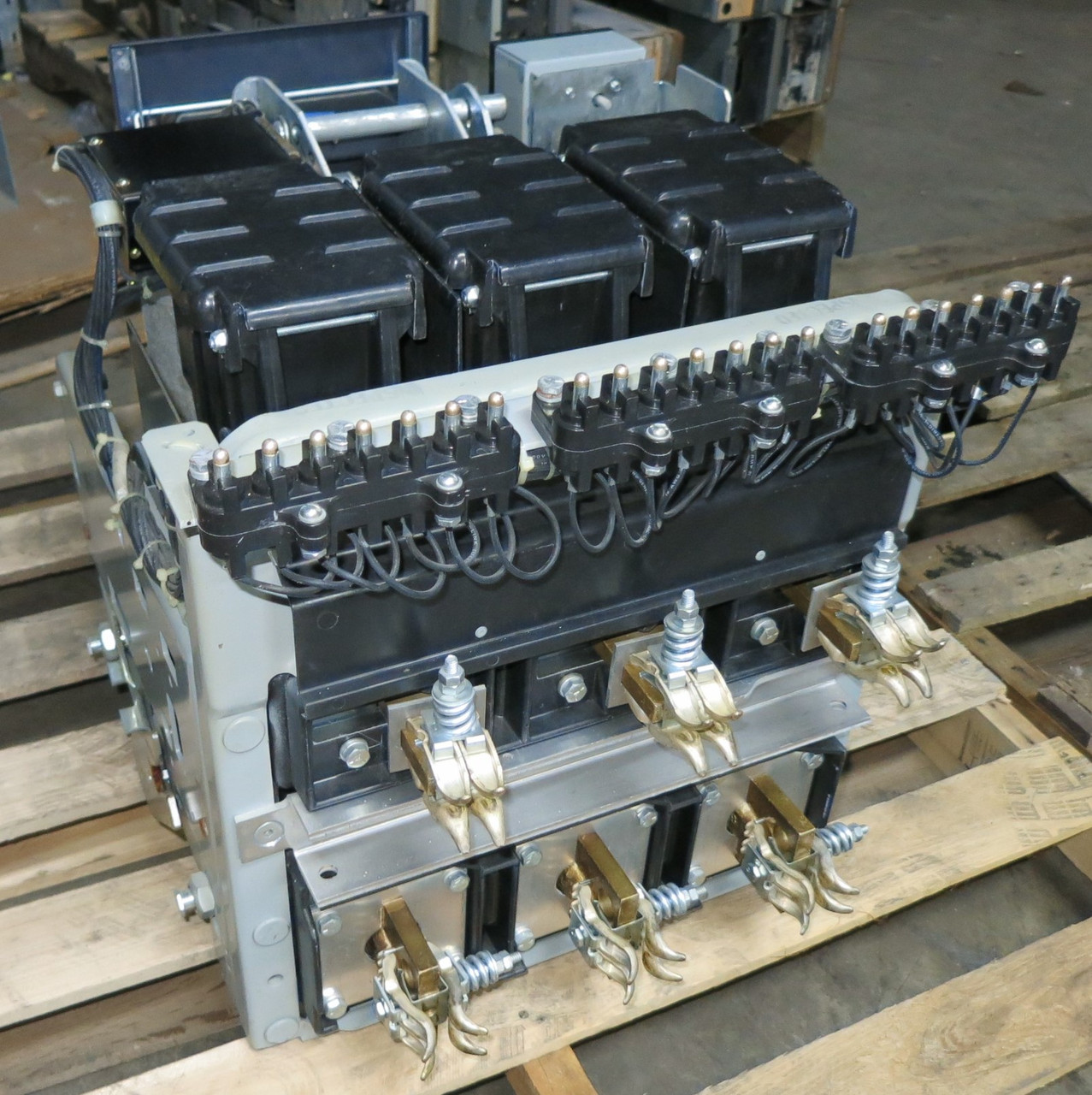 GE AKR-6D-30 400 Amp EO Air Breaker MicroVersaTrip TA9VT20MA1 LS w/ Aux & Shunt (GA0656-3)