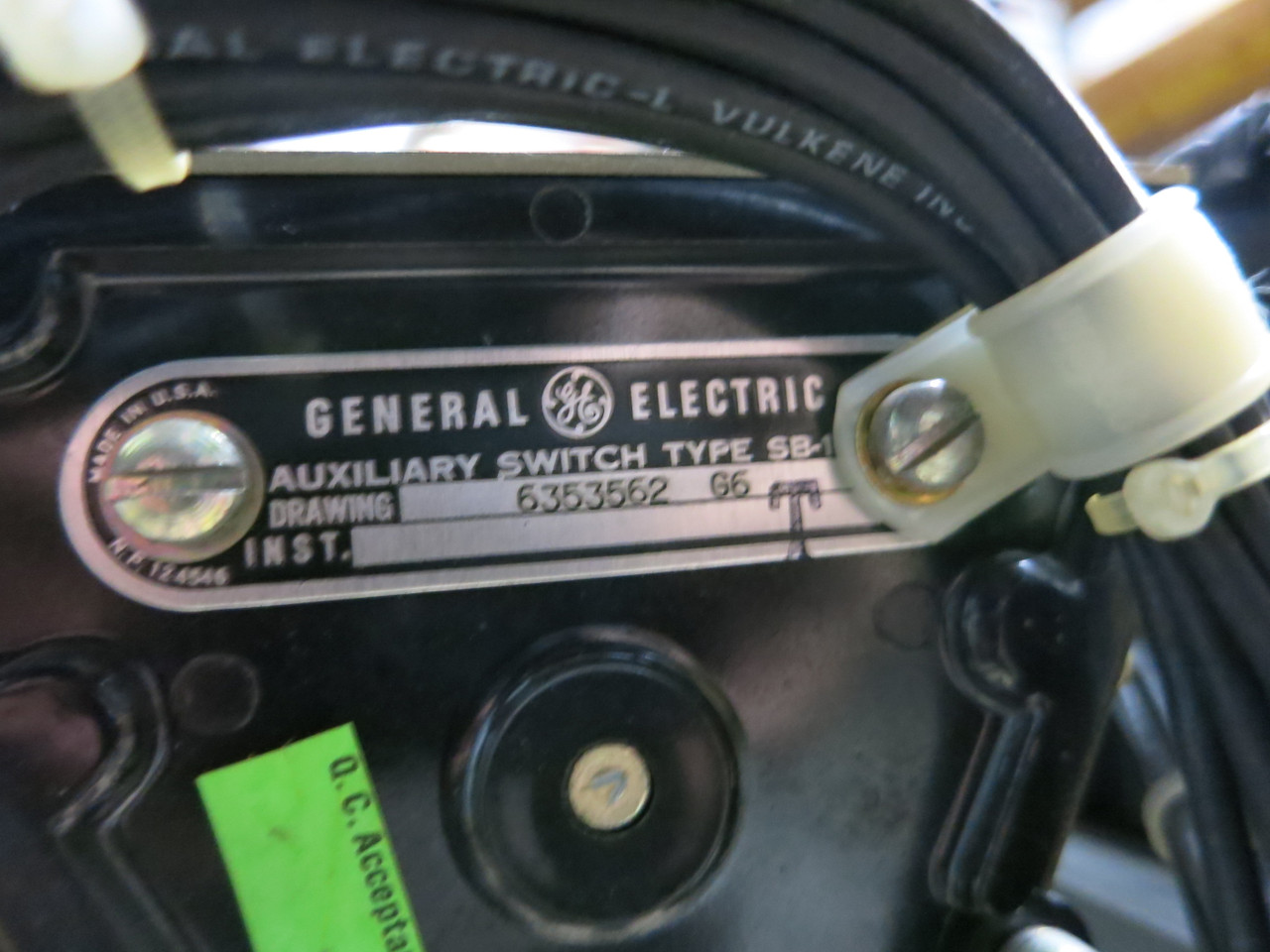 GE AKR-6D-30 400 Amp EO Air Breaker MicroVersaTrip TA9VT20MA1 LS w/ Aux & Shunt (GA0656-3)