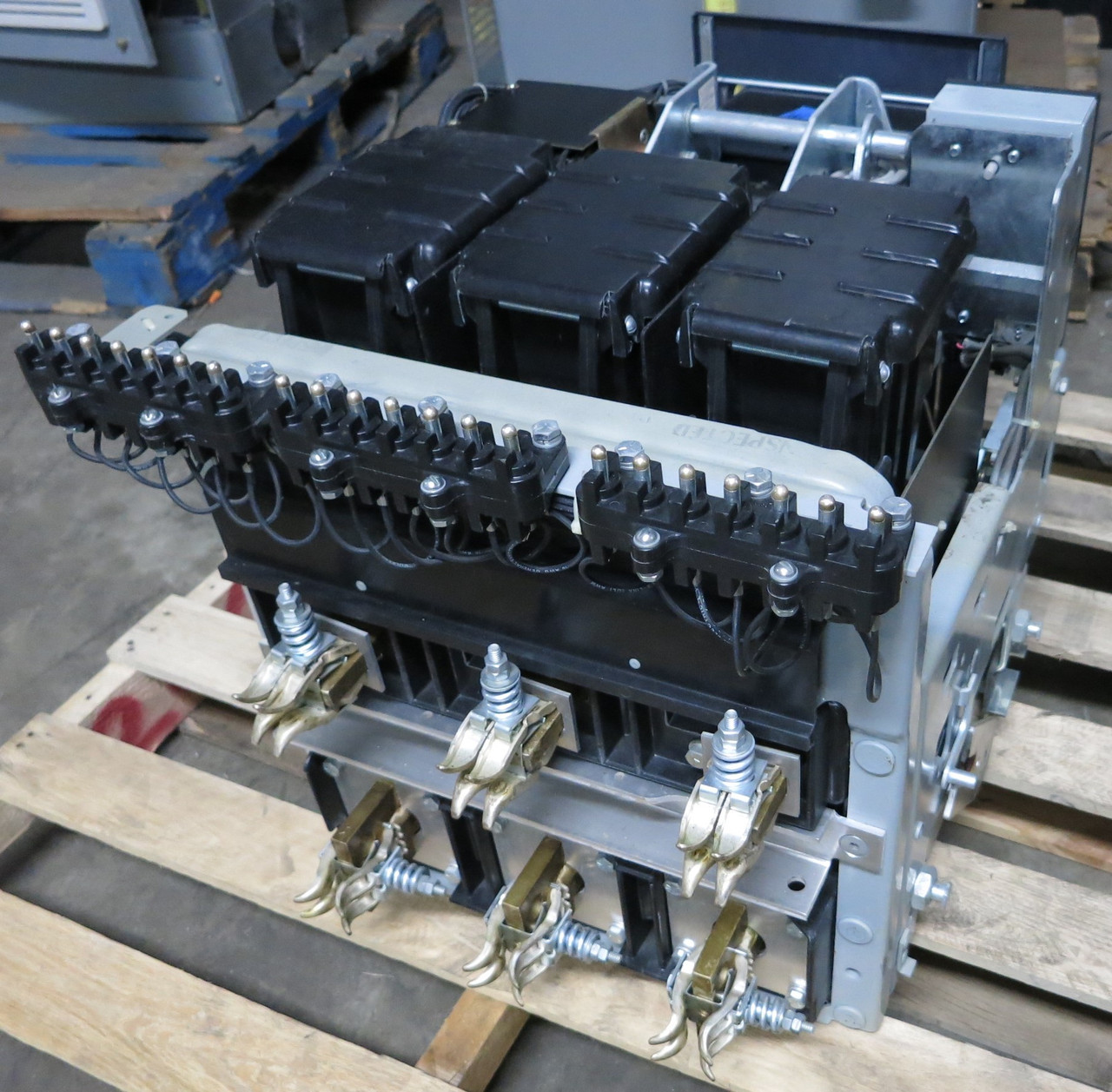 GE AKR-6D-30 400 Amp EO Air Breaker MicroVersaTrip TA9VT20MA1 LS w/ Aux & Shunt (GA0656-3)