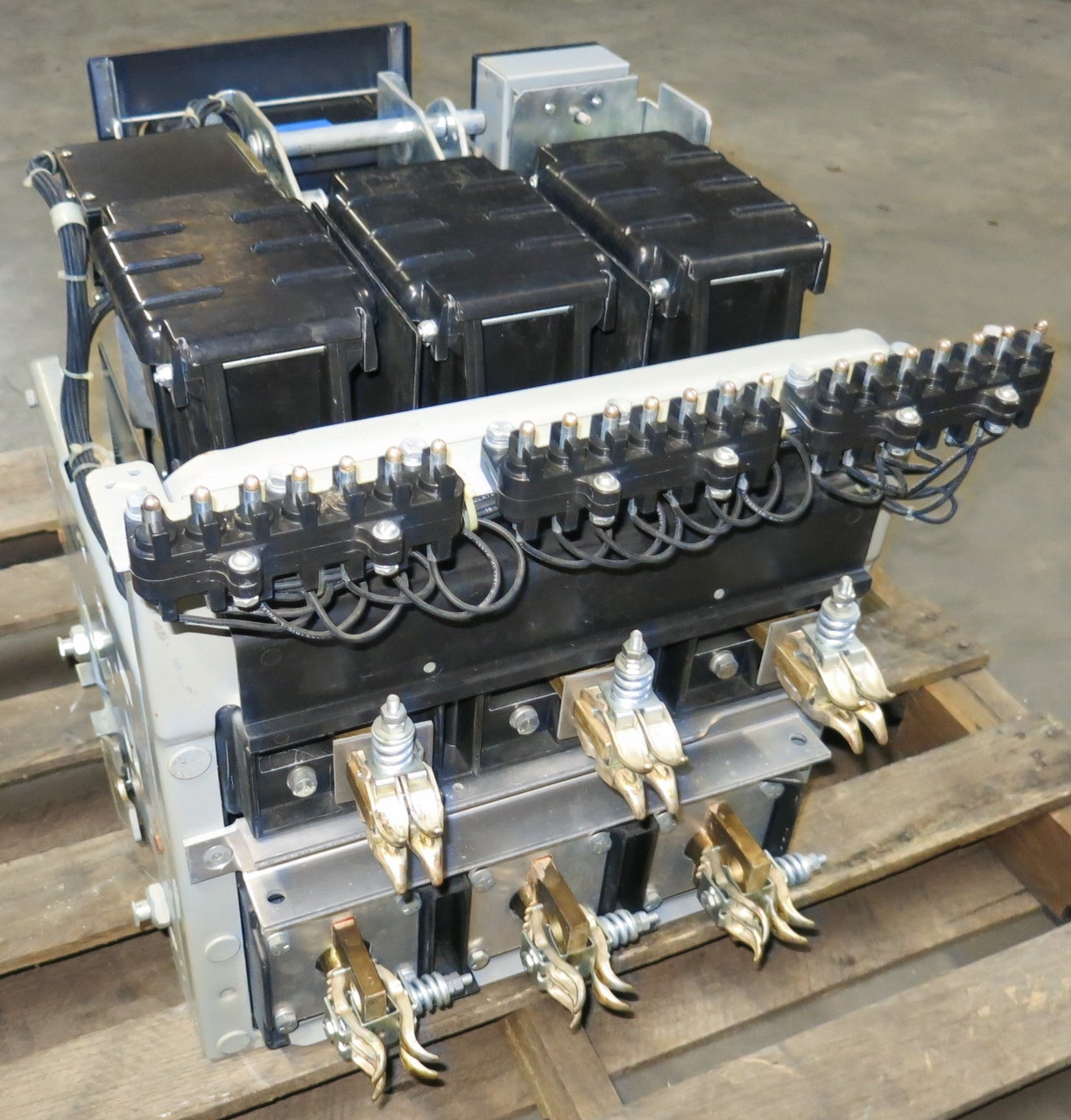 GE AKR-6D-30 600 Amp EO Air Breaker MicroVersaTrip TA9VT20MA1 LS w/ Aux & Shunt (GA0655-1)