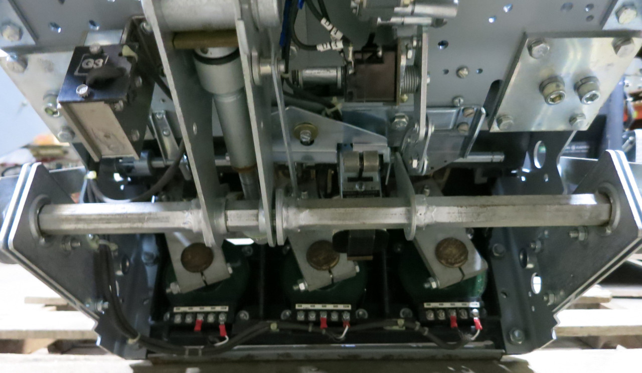 GE AKR-6D-30 600 Amp EO Air Breaker MicroVersaTrip TA9VT20MA1 LS w/ Aux & Shunt (GA0655-1)