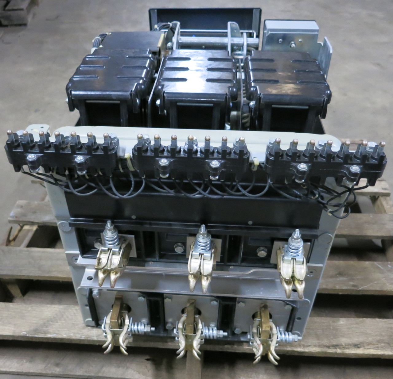 GE AKR-6D-30 600 Amp EO Air Breaker MicroVersaTrip TA9VT20MA1 LS w/ Aux & Shunt (GA0655-1)