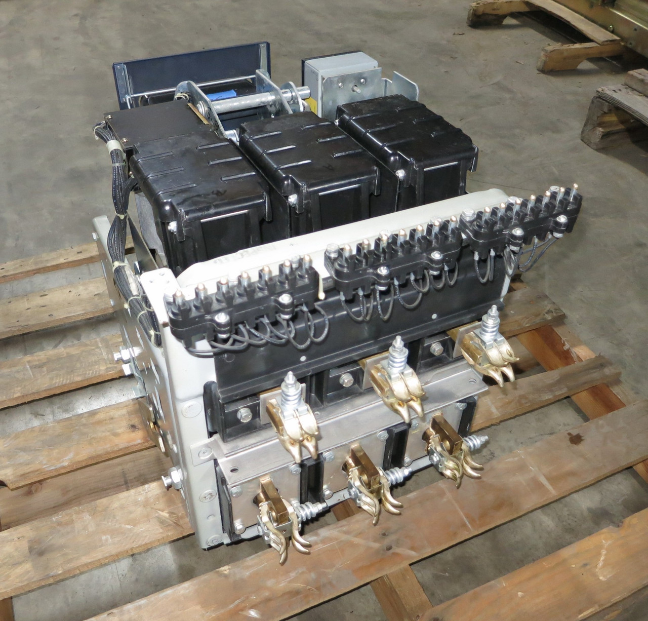 GE AKR-6D-30 300 Amp Breaker w MicroVersaTrip TA9VT20MA1 EO LS w Aux and Shunt (GA0661-1)