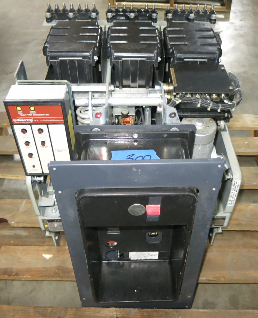 GE AKR-6D-30 300 Amp Breaker w MicroVersaTrip TA9VT20MA1 EO LS w Aux and Shunt (GA0661-1)