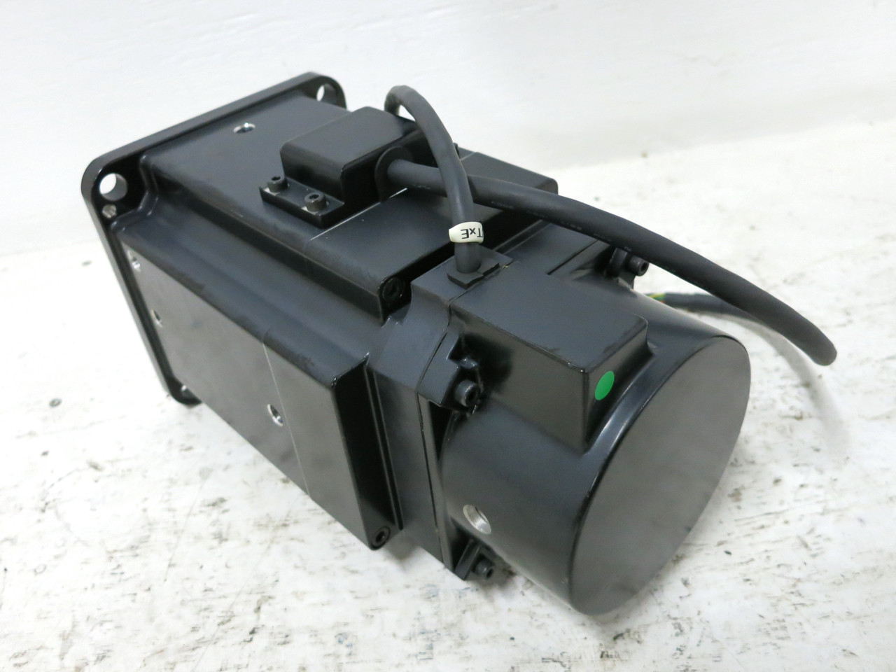 Sanyo Denki R2AA13200LCP2T-B AC Servo Motor 2.0 kW 50601-0096 Kawasaki 2kW 2000 (DW3636-1)