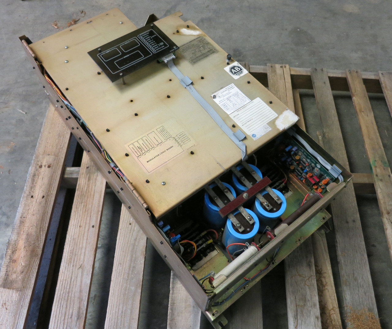 Allen Bradley 1334-FOB 15 HP Adjustable Frequency AC VS Drive 460V 17 kVA 21.3A (GA0743-2)