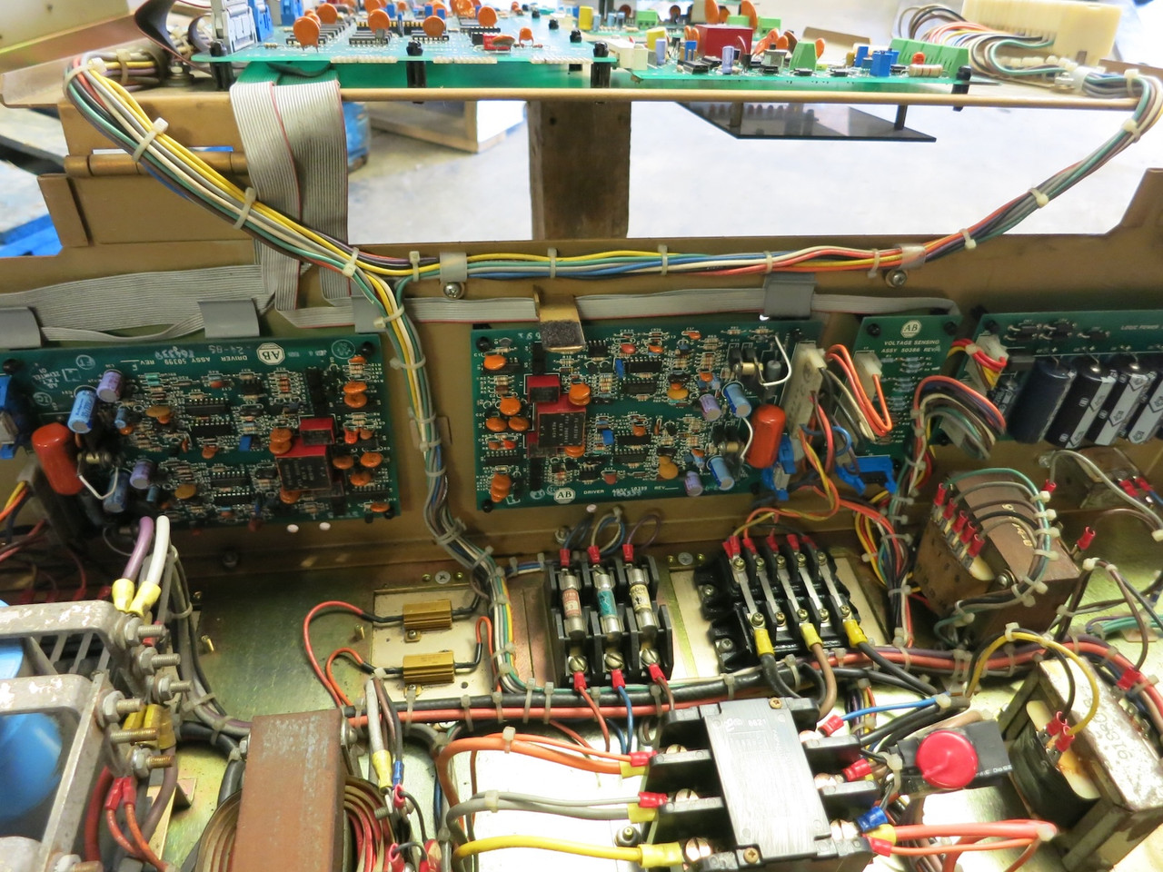 Allen Bradley 1334-FOB 15 HP Adjustable Frequency AC VS Drive 460V 17 kVA 21.3A (GA0743-2)