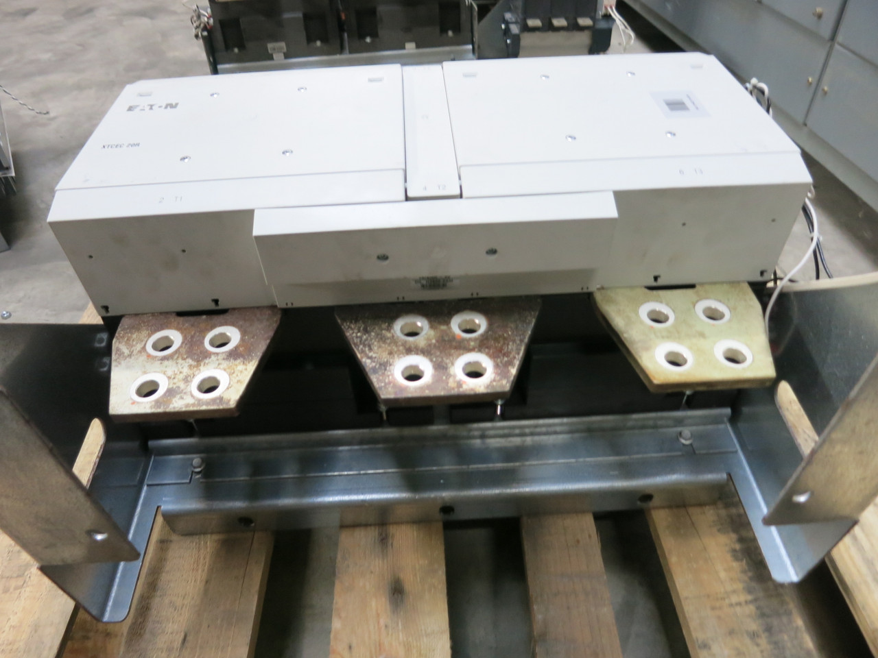 Eaton XTCEC20R 2000A 3P 600V Vacuum Contactor 230-250V Coil VT-H1400-50 CH (GA0752-2)