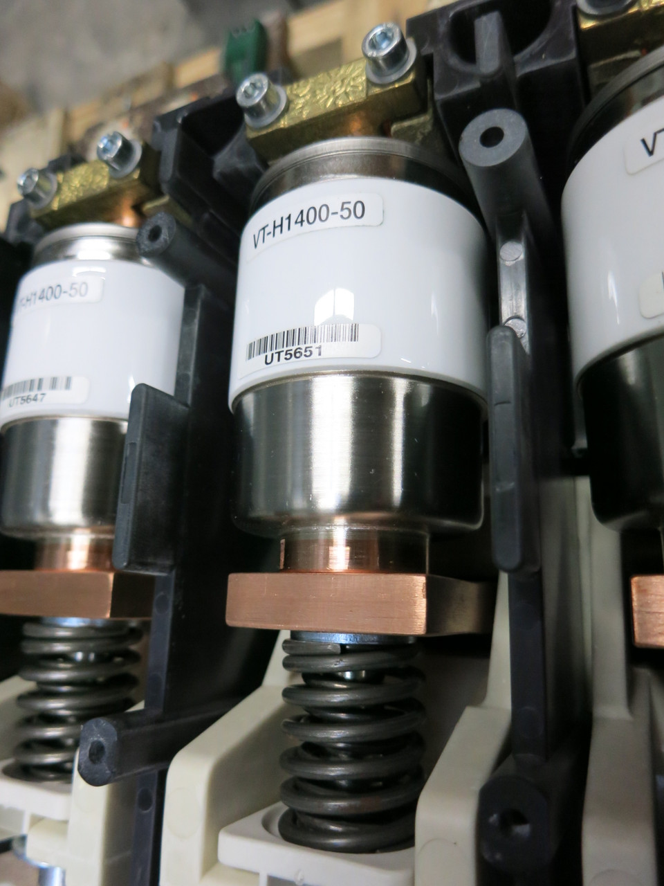 Eaton XTCEC20R 2000A 3P 600V Vacuum Contactor 230-250V Coil VT-H1400-50 CH (GA0752-2)