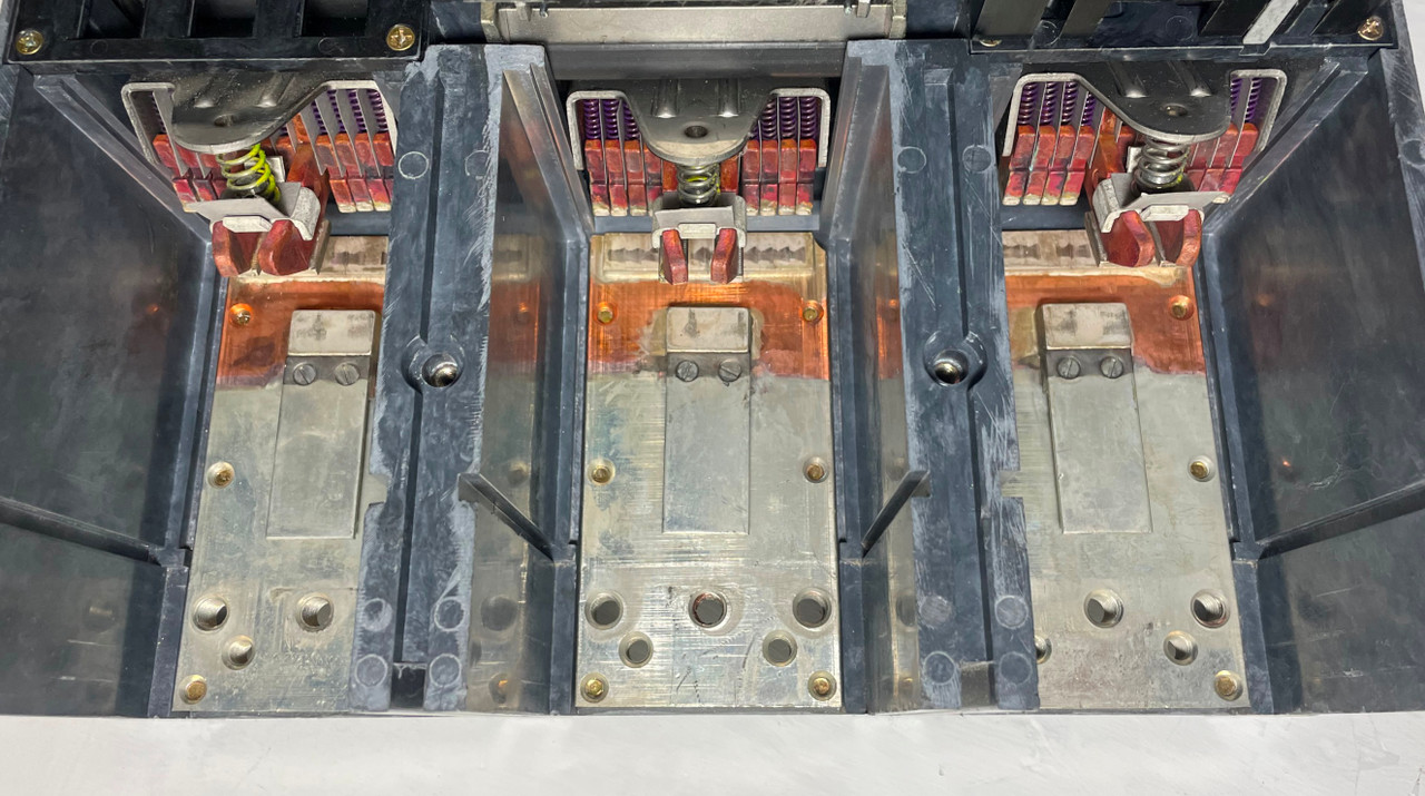 Cutler Hammer CRDC320T33WP10 2000A Circuit Breaker w 2000A Plug CRDC CRDC320T33W (EM4277-4)