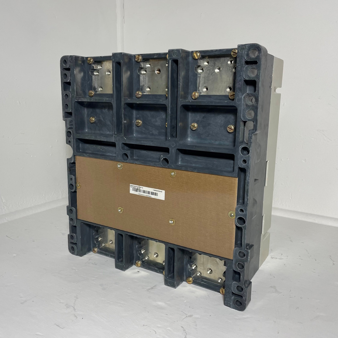 Cutler Hammer CRDC320T33WP10 2000A Circuit Breaker w 2000A Plug CRDC CRDC320T33W (EM4277-4)