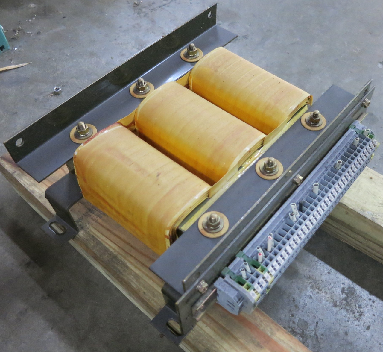 Image of Kobe Ichiden 5.4 kVA 60621-1111 Insulation B Type Transformer 5.4KVA