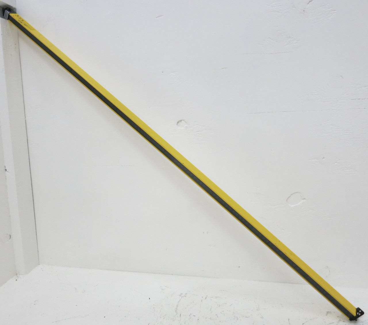 Banner USR5612Y 56"" R W/QD 1.25"" V-Series Micro-Screen 56 inch 55082 (GA0842-1)