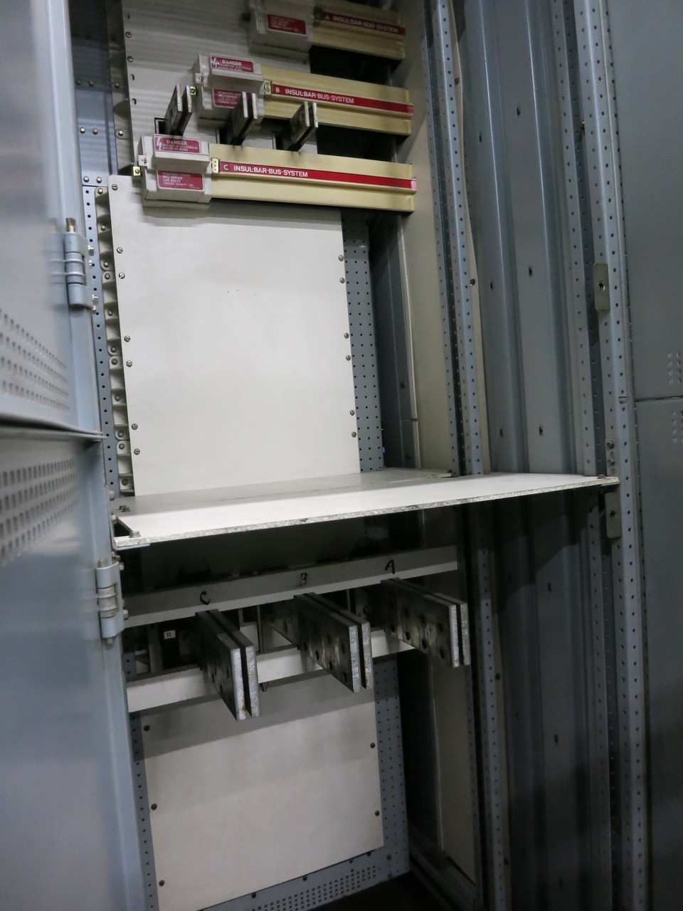 GE 2500A AKD-8 Switchgear AKR Breaker Panel 480V 3W 2500 Amp 4x Compartment (DW4320-1)