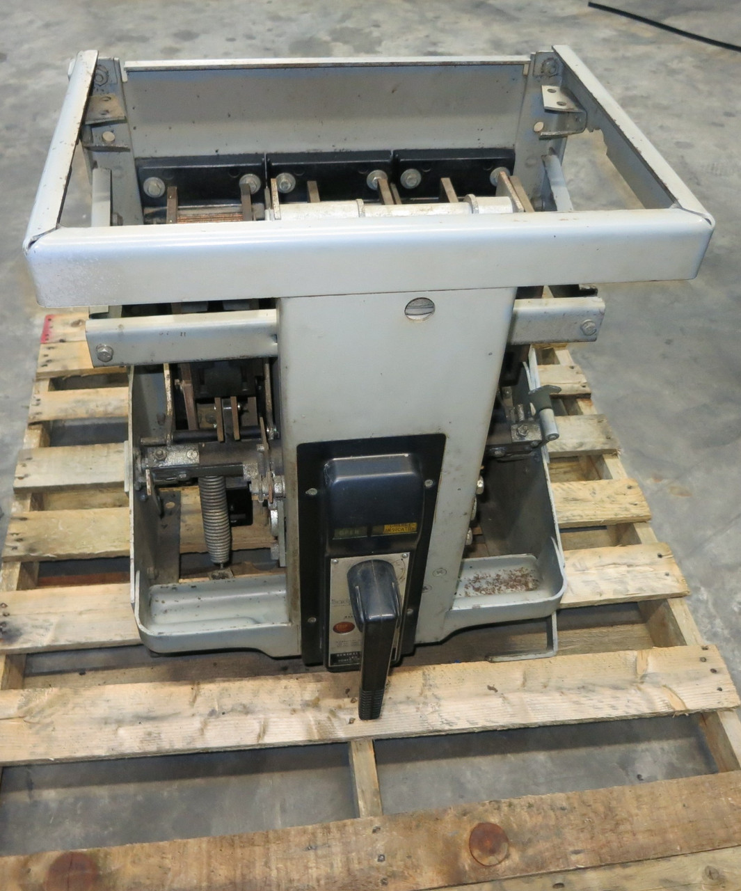 General Electric AK-2-50 1600A LV Power Circuit Breaker w 1600A Overcurrent Trip (GA1072-1)