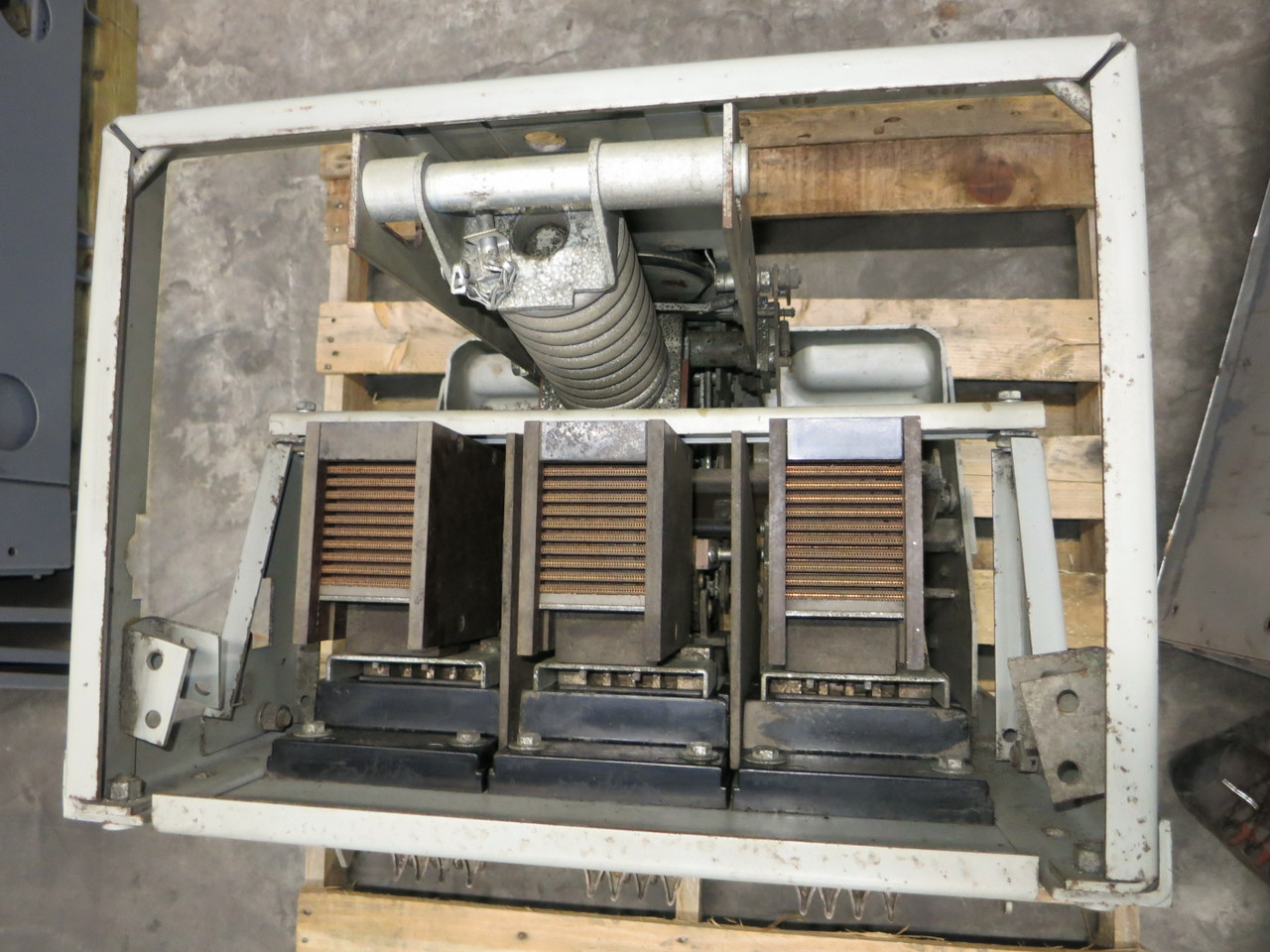 General Electric AK-2-50 1600A LV Power Circuit Breaker w 1600A Overcurrent Trip (GA1072-1)