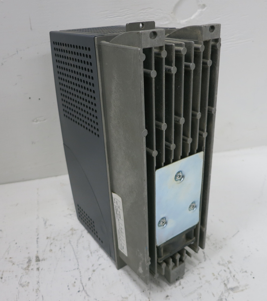 GE 6KAVI43F75Y1B2 0.5HP AC VS Drive AV-300i 3PH 480V Inverter 1.9A 0.5 HP 6KAV1 (DW4707-1)