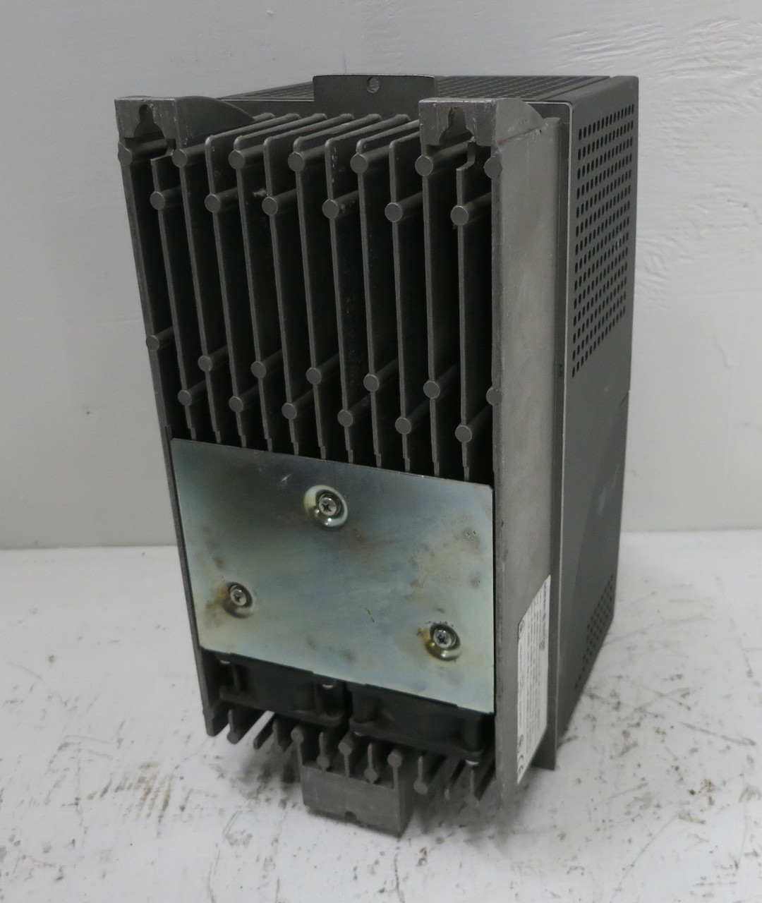 GE 6KAVI43010Y1B1 10HP AC VS Drive AV-300i 3PH 480V Inverter 14A 10 HP 6KAV1 (DW4712-3)