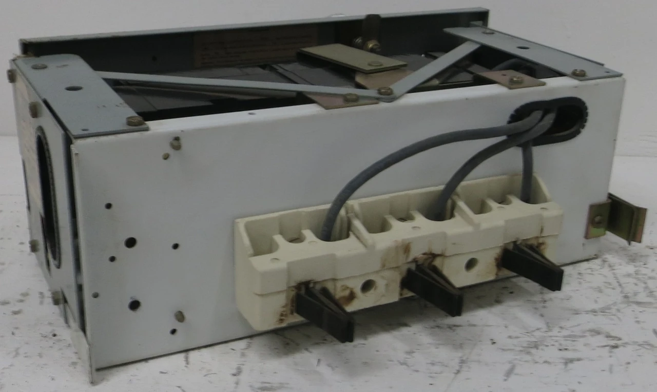 General Electric GE 8000 40A Breaker 6" MCC Feeder Bucket 40 Amp TRI-BREAK (BJ0146-1)