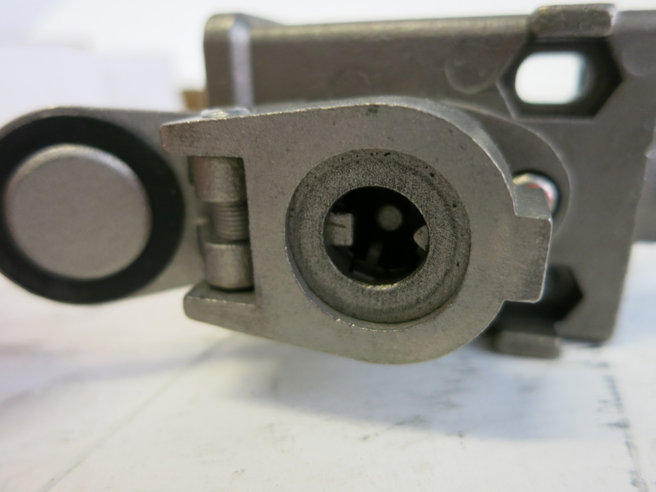 NEW Allen Bradley 440T-MSBLE10AB Single Key Bolt Lock Trap GuardMaster ProSafe (DW4852-1)